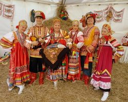 Прикольный сценарий сватовства со стороны жениха: слова и текст жениха, родителей жениха, сватов, тостов, частушек, песен, стихов. Веселые конкурсы, игры шутки, подарки на сватовстве невесты со стороны жениха