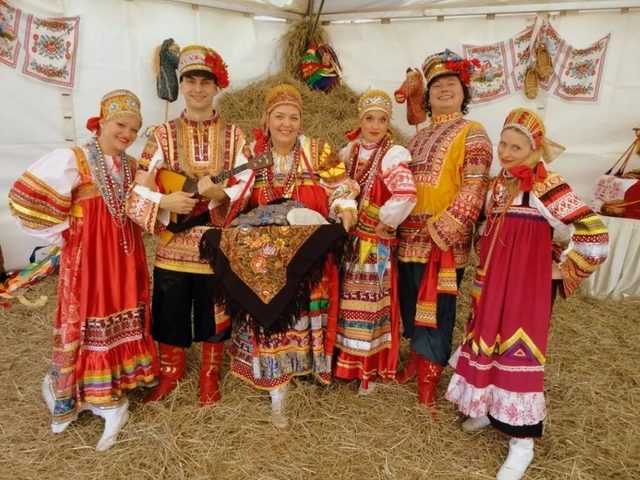 Прикольный сценарий сватовства со стороны жениха: слова и текст жениха, родителей жениха, сватов, тостов, частушек, песен, стихов. Веселые конкурсы, игры шутки, подарки на сватовстве невесты со стороны жениха