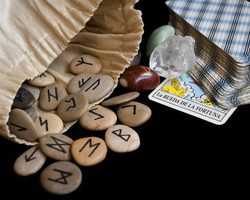 Гадание на рунах на любовь, работу, бизнес: значение рун при гадании
