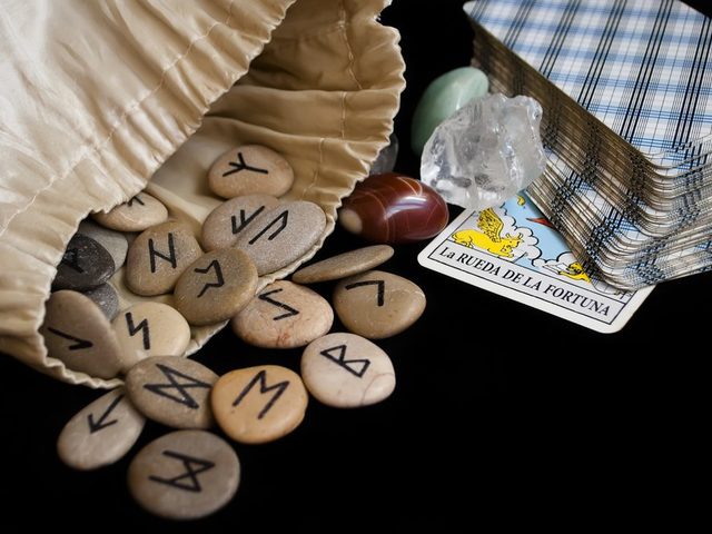 Гадание на рунах на любовь, работу, бизнес: значение рун при гадании