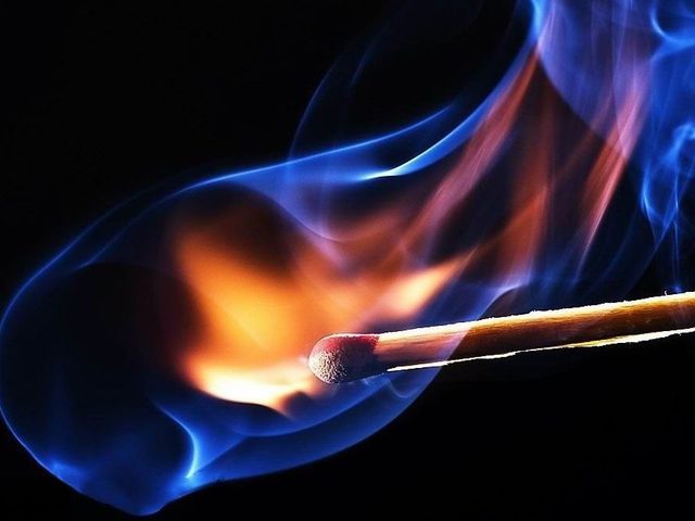 Интересные и необычные способы зажечь спичку. Как зажечь спичку без коробка в домашних условиях?