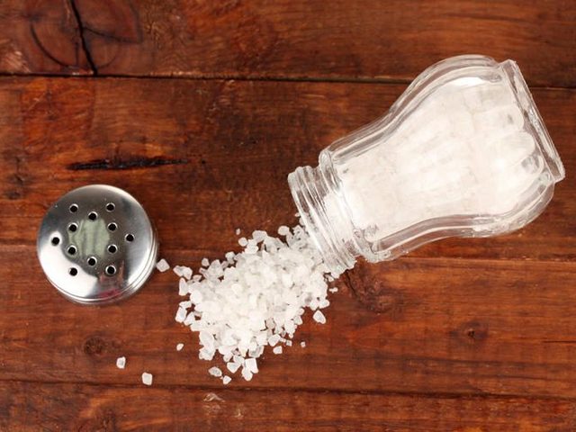 Примета: к чему рассыпать соль на стол, на пол? Правда ли, что рассыпанная соль к ссоре? Что делать, если нечаянно рассыпалась соль, как избежать ссоры?