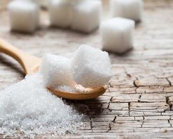 К чему рассыпать сахар на стол, на пол, у двери: народные приметы. Рассыпать сахар — примета для незамужней девушки