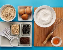 Таблица кухонных мер, весов и объемов продуктов в граммах, ложках, миллилитрах для сыпучих и жидких продуктов. Сколько граммов и миллилитров в одной столовой и чайной ложке и граненом стакане?