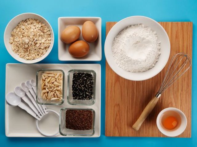Таблица кухонных мер, весов и объемов продуктов в граммах, ложках, миллилитрах для сыпучих и жидких продуктов. Сколько граммов и миллилитров в одной столовой и чайной ложке и граненом стакане?