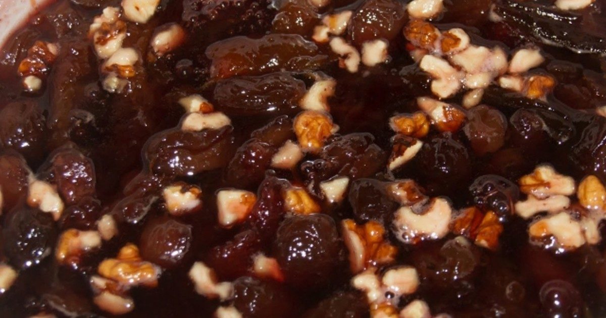 Соус из чернослива с орехами в процессе варки