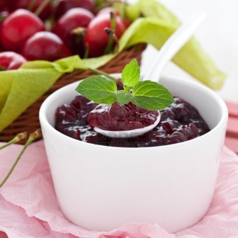 Пиала с вареньем из вишни и мяты