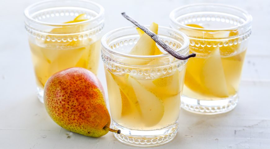 Компот из груш и сухофруктов имеет светлый цвет