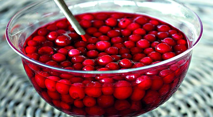 Брусника моченая с сахаром.