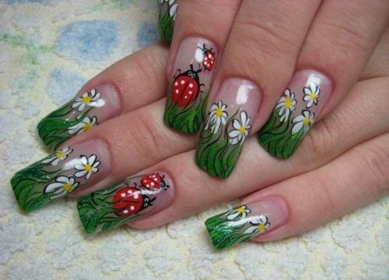 Френч с цветком и божьей коровкой на кончике
