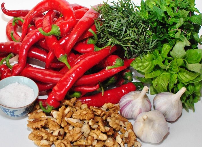 Ткемали с грецкими орехами: ингредиенты