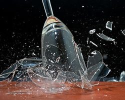 Народные приметы о посуде. К чему бьется, трескается посуда, мыть посуду в гостях, в чужом доме, на ночь: примета