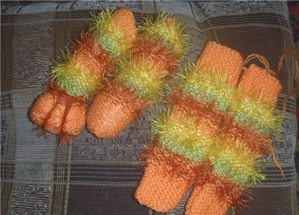 Выворачиваем лапы и сшиваем, прошивая нитками между пальцами