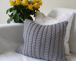 Декоративные вязаные подушки спицами диванные, игрушки, чехлы: схема с описанием, фото. Как связать красивую подушку спицами круглую, сердечком, цветком, звездой, косами, грудь, с аранами, деревьями?