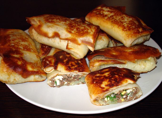 Мясной фарш - начинка для блинов.