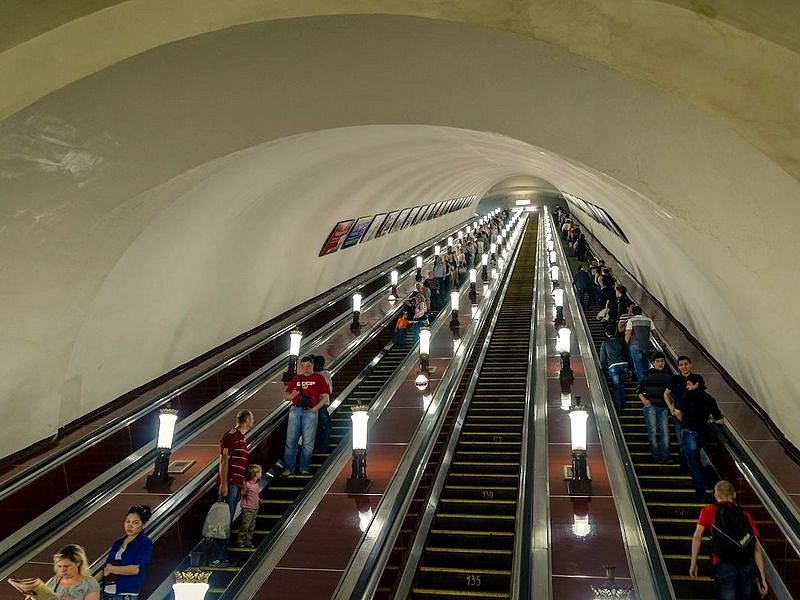 Во сколько открываются станции метро в москве?
