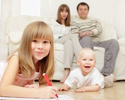 Может ли бабушка, муж, дедушка уйти в декрет вместо мамы в России? Как оформить декрет по уходу за ребенком на мужа, бабушку, дедушку в России?