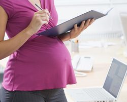 Как правильно уйти в декрет на работе, какие документы нужно оформить, какие выплаты получить: права работника, уходящего в декрет в РФ, Украине. Выгодно ли уходить в отпуск перед декретом, с декрета в декрет? Уходят ли в декрет с декретного места, ИП?