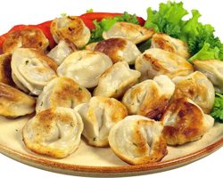Как вкусно и быстро пожарить замороженные покупные пельмени на сковороде, в мультиварке, духовке, микроволновке сырые и вареные: лучшие рецепты, фото. Как вкусно пожарить пельмени с яйцами, луком, без масла, со сметаной, во фритюре?