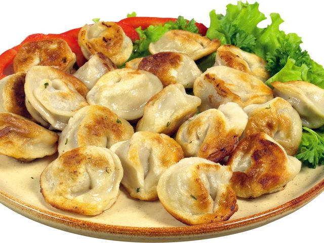 Как вкусно и быстро пожарить замороженные покупные пельмени на сковороде, в мультиварке, духовке, микроволновке сырые и вареные: лучшие рецепты, фото. Как вкусно пожарить пельмени с яйцами, луком, без масла, со сметаной, во фритюре?