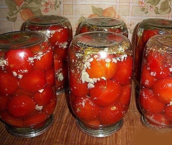 Тщательный выбор продуктов и соблюдение технологии консервации - то, что нужно, чтобы помидоры стояли долго.