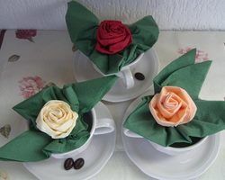 Как сделать из бумажных салфеток цветы своими руками для начинающих? Поделки из бумажных, вискозных, ажурных салфеток: цветы для топиария, объемной цифры, аппликации, в горшках, на стол: идеи, схемы, шаблоны, фото