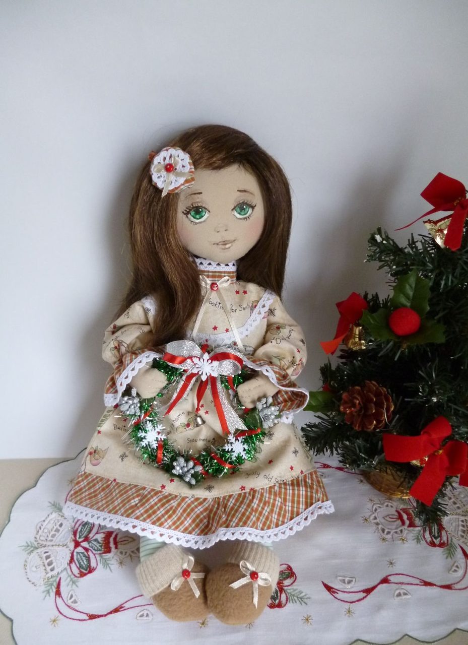 Красивая стандартная кукла новогодняя
