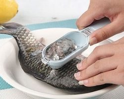 Как легко и быстро почистить от чешуи речного и морского окуня солью, кипятком, ножом и теркой самостоятельно? Как правильно и быстро чистить мелкого и крупного, свежего и замороженного окуня: фото и видео