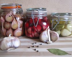 Лучшие рецепты маринованного чеснока зубчиками и целыми головками, как на рынке, на зиму в банки. Как быстро и вкусно приготовить маринованный чеснок на зиму по-корейски, по-грузински, со свеклой, с красной смородиной, крыжовником: рецепты