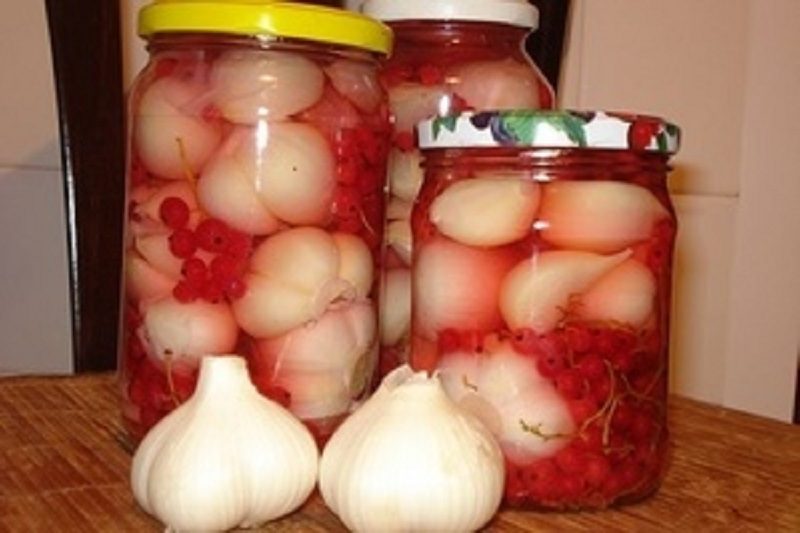 Банки с маринованным чесноком и красной смородиной
