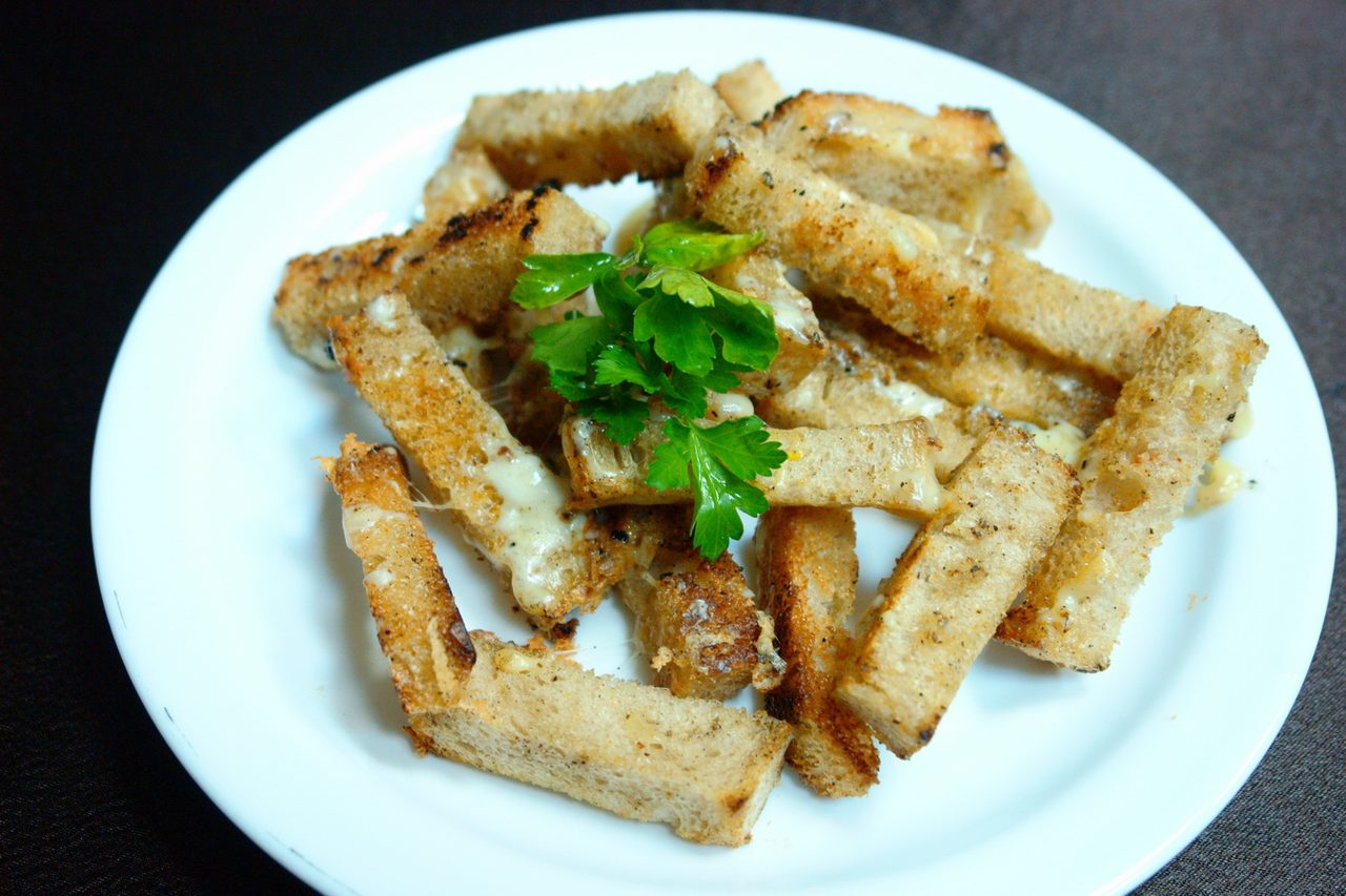 Сухарики с чесноком и сыром
