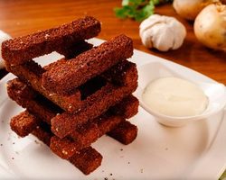 Сухарики с чесноком: лучшие рецепты в духовке, микроволновке, мультиварке из белого, черного, бородинского, ржаного хлеба и батона. Как пожарить вкусные сухарики с чесноком на сковороде?