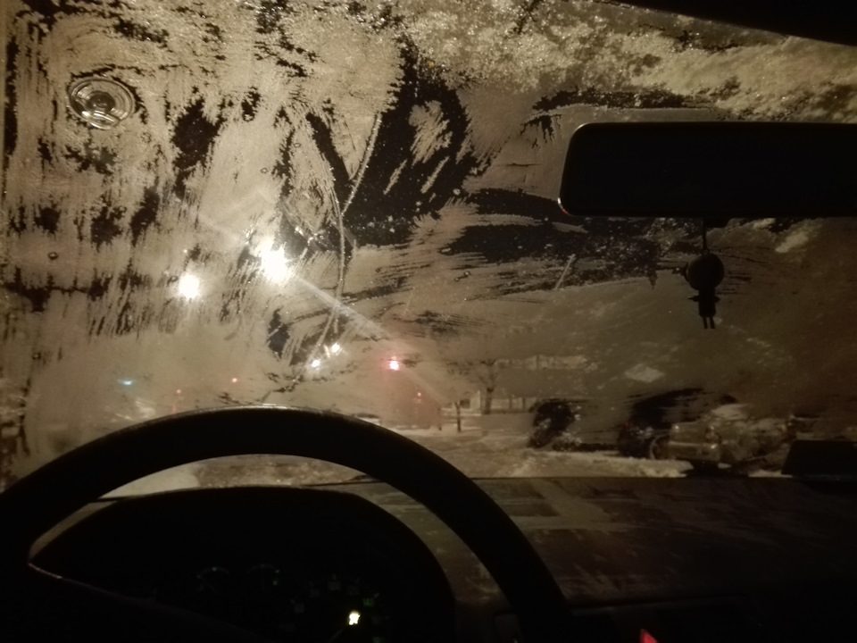 Окна в салоне автомобиля запотели и покрылись инеем