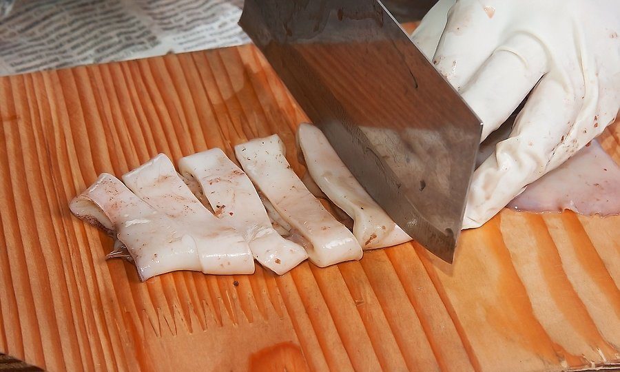 Как быстро и легко очистить свежие кальмары: шаг 5