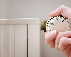 Когда включают и отключают отопление в квартирах в РФ, при какой среднесуточной температуре наружного воздуха? Начало и окончание отопительного сезона в РФ. Не включили отопление в квартире: куда обращаться, жаловаться, звонить?