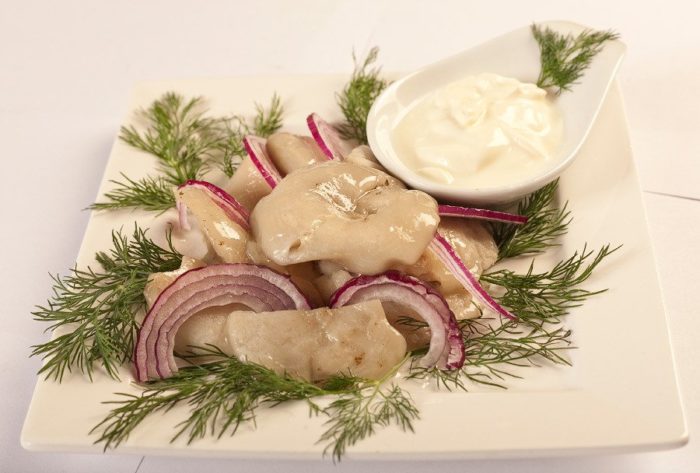 Грузди соленые со сметаной и луком.