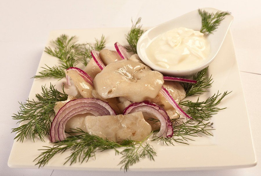 Грузди соленые со сметаной и луком.