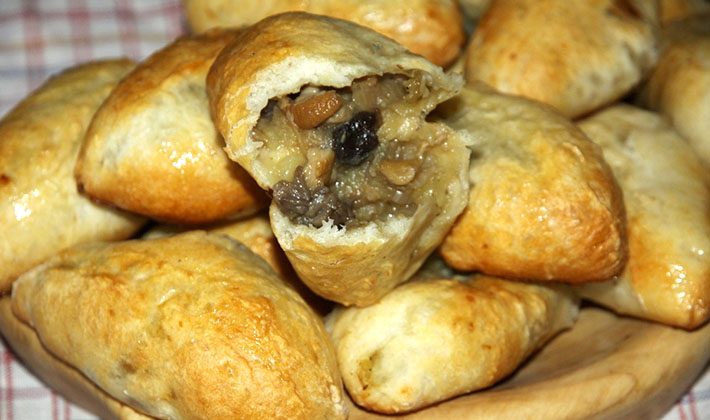 Пирожки с солеными груздями.