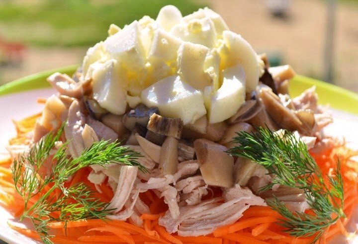 Салат из груздей маринованных.
