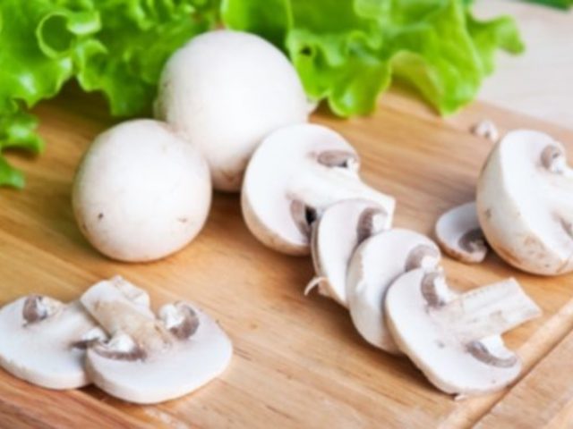 Нужно ли и как чистить свежие, королевские, коричневые шампиньоны перед приготовлением? Как мыть, чистить, резать и сколько времени варить и жарить свежие и замороженные грибы шампиньоны до готовности в супе, для салата?