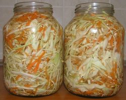 Быстрая капуста, маринованная горячим рассолом с чесноком, свеклой, растительным маслом, уксусом, без уксуса, квашеная: лучшие рецепты