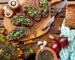 Вкусная икра грибная на зиму из вареных, сушеных, замороженных, соленых грибов и ножек маслят, белых грибов, подосиновиков, подберезовиков, шампиньонов, сыроежек, груздей, моховиков: лучшие рецепты