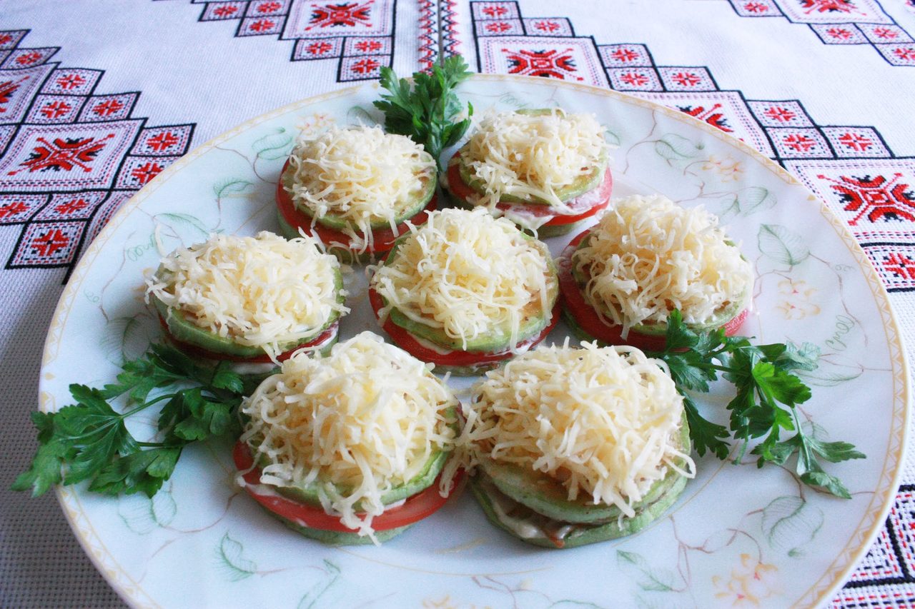 Кабачки с сыром и помидорами