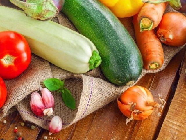 Вкусная аджика из кабачков на зиму — острая, с перцем Чили, томатной пастой, яблоками, майонезом, баклажанами, хреном и чесноком, петрушкой, зеленью, сливой, по-грузински, из помидор и перца: лучшие рецепты