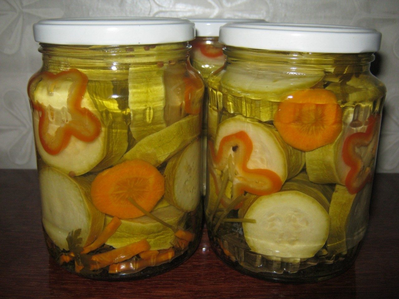 Маринованные, резанные огурцы с морковью