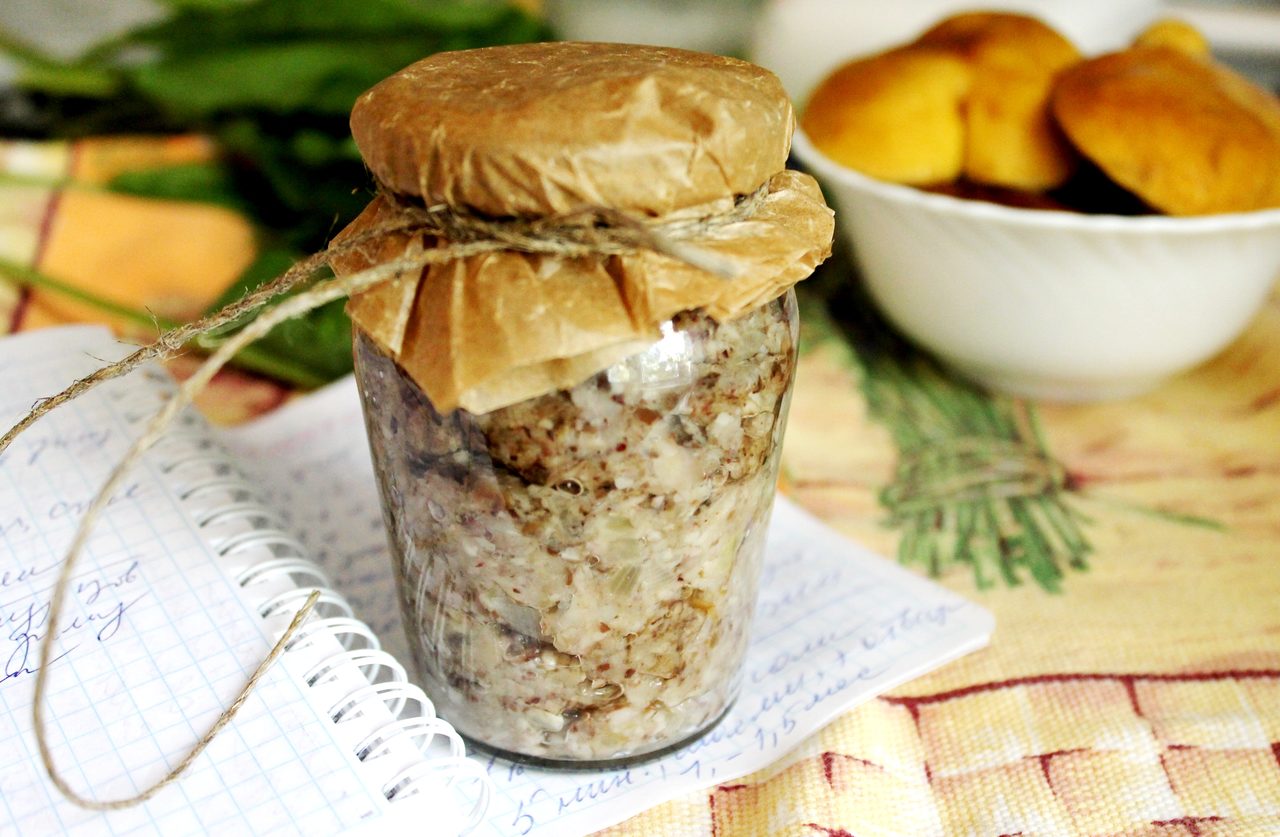 Грибная икра с помидорами и луком