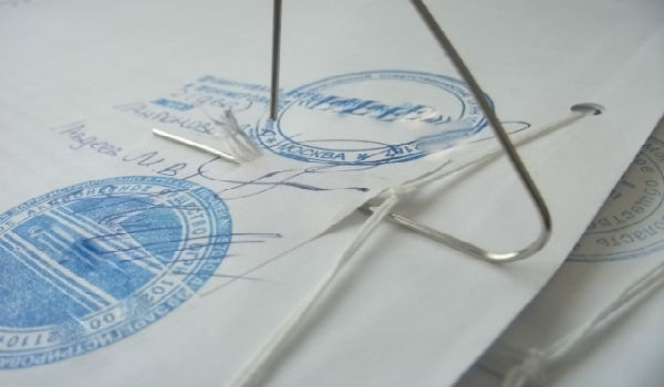 Прошитые документы заверяются