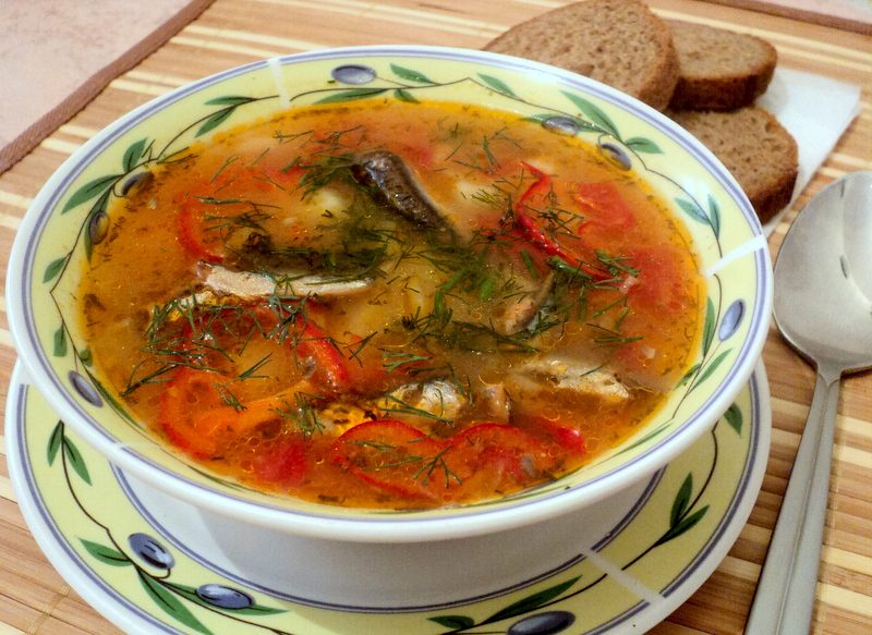 Вкусный борщ с килькой в томате