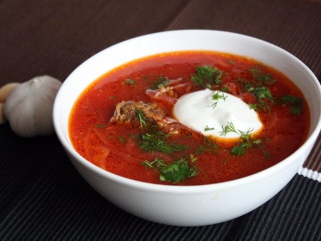Борщ с мясом и без мяса: лучшие рецепты. Как сварить наваристый украинский борщ, со свининой, свеклой, с капустой, говядиной, курицей, бараниной, фрикадельками, фасолью, грибами, килькой в томате, постный, по-сельски, вегетарианский, без капусты: рецепты