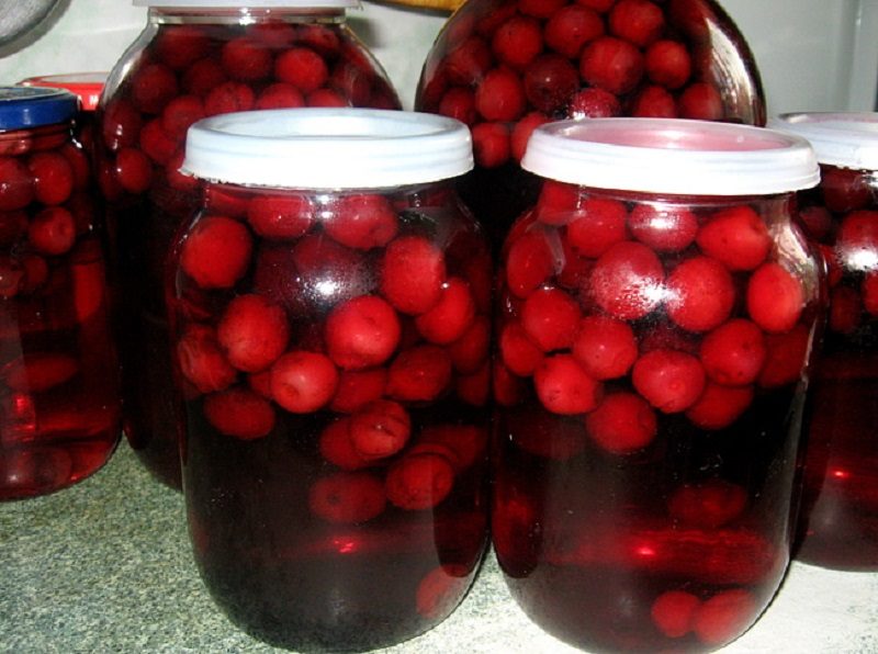 Такой насыщенный цвет у яблочно-вишневого компота